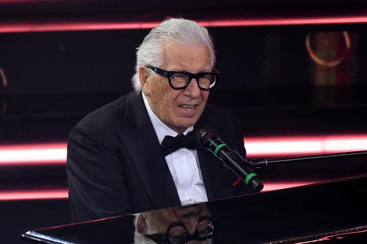 Peppino di Capri, il lungo applauso all'inizio dei funerali: tra i presenti anche De Laurentiis