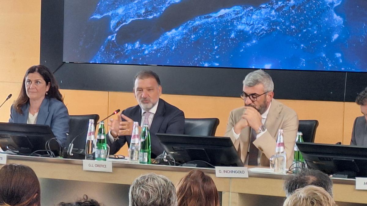 Gruppo di lavoratori in aula formativa, banchi da lavoro, strumenti ferroviari, ambiente di apprendimento industriale, immagine di approfondimento