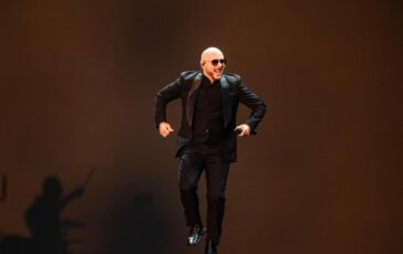 Pitbull canta davanti alla piu grande folla di calvi al mondo il record 364x230
