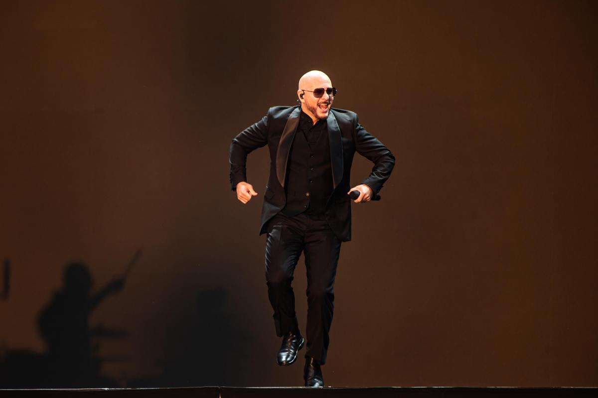 Pitbull canta davanti alla più grande folla di 'calvi' al mondo: il record