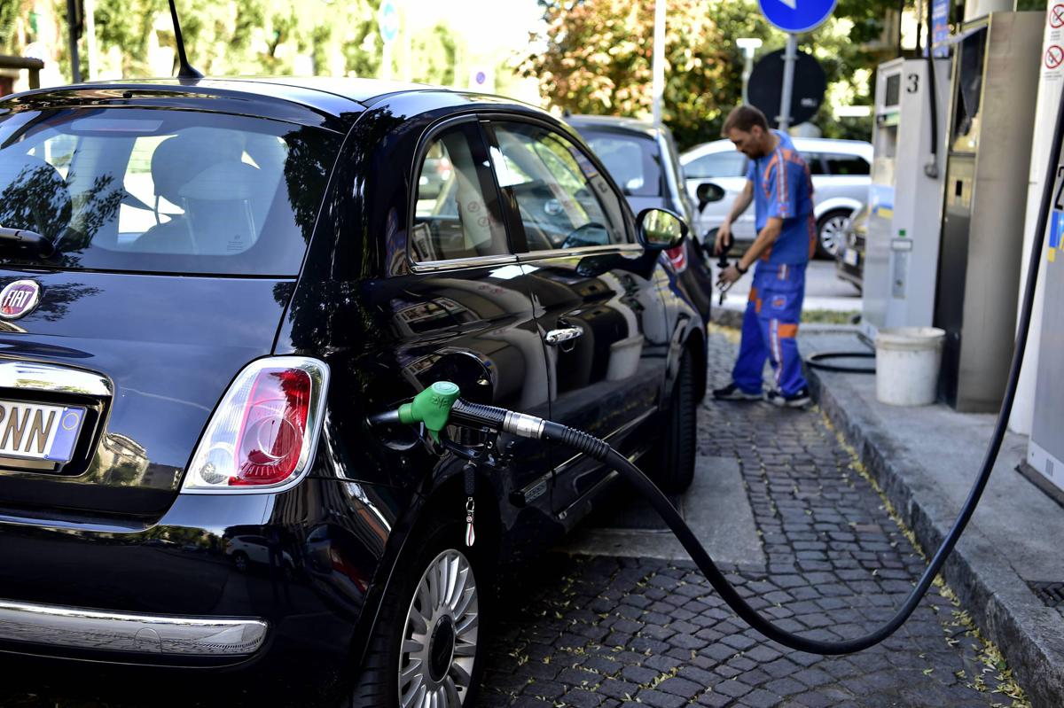 Prezzi carburanti, proseguono i rialzi: benzina in autostrada sopra 2 euro
