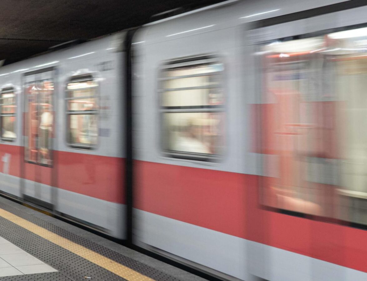 Ragazza sfregiata in metro a Milano, pm chiede carcere per 27enne