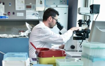 Ricerca stretta Usa su studi ad alto rischio stop fondi a test su virus potenziati 364x230