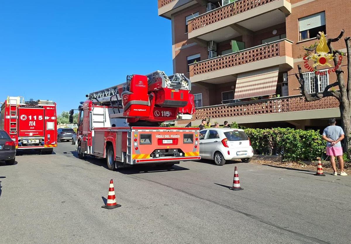 Roma, incendio a via Chiusdino: quattro persone in ospedale dopo aver inalato fumo