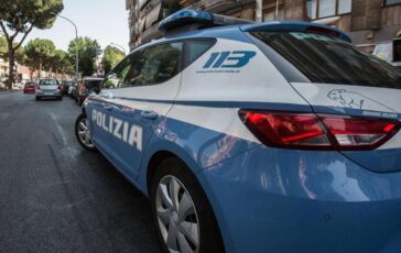 Roma lancia sassi dal Muro Torto sulle auto 29enne arrestato. Colpita anche auto della Polizia Locale 364x230