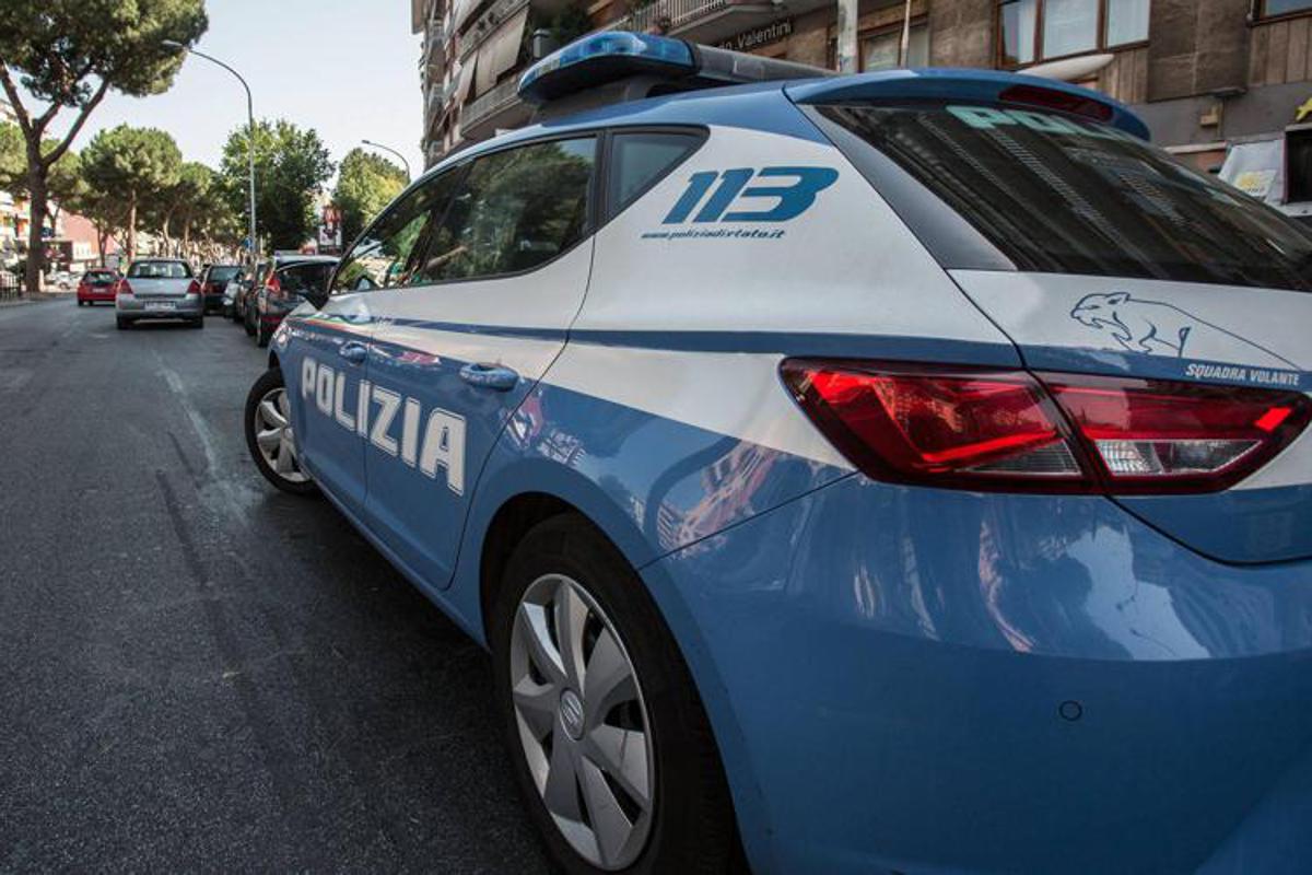 Roma, lancia sassi dal Muro Torto sulle auto: 29enne arrestato. Colpita anche auto della Polizia Locale