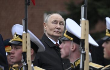 Russia settimana nera per Putin fiducia ai minimi e consenso in caduta libera 364x230