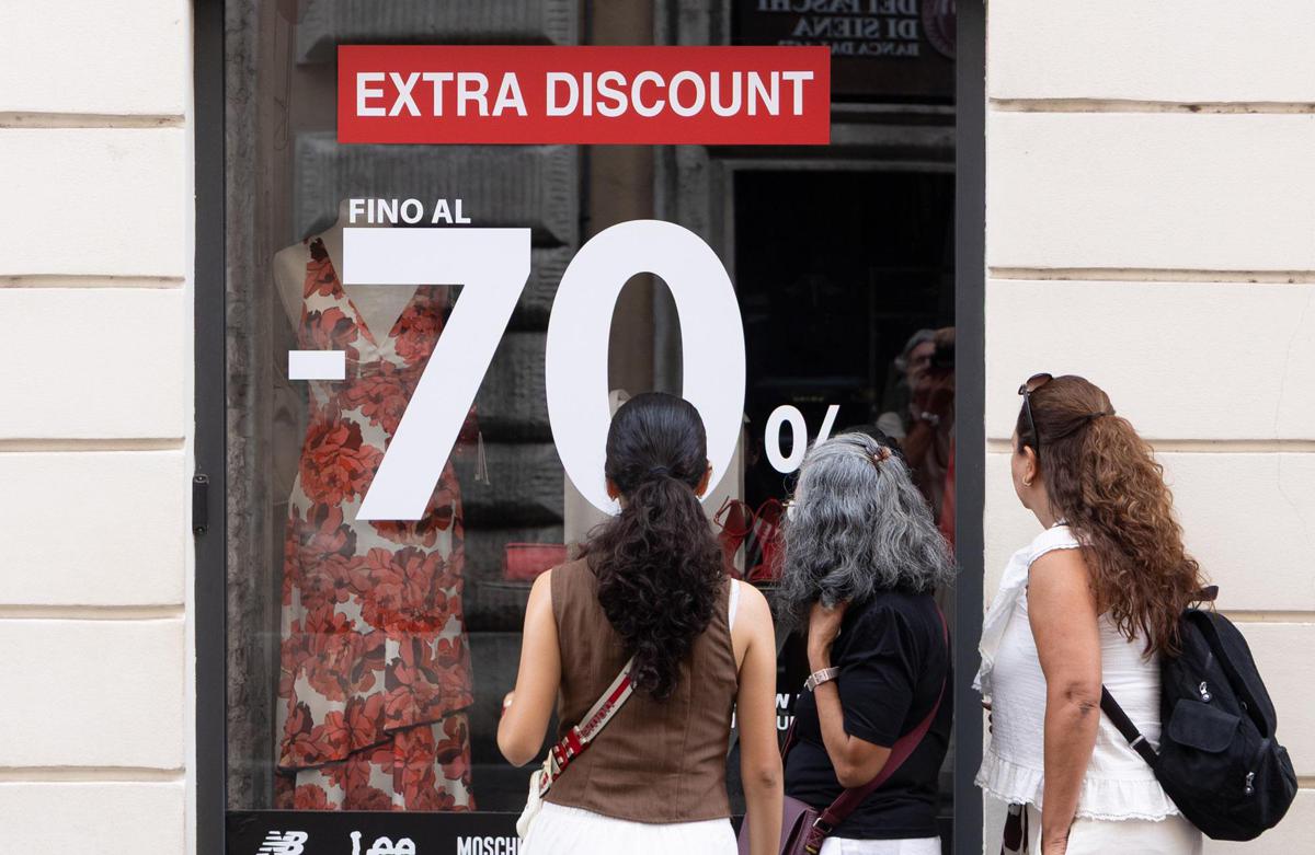 Saldi estivi al via, ribassi in tutta Italia ma il caro-vita frena lo shopping