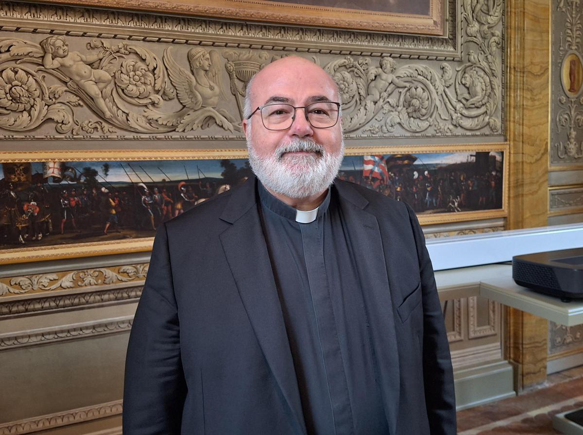 Salute, Angelelli (Cei): "Social e Ai comportano rischio danni mentali per i giovani"