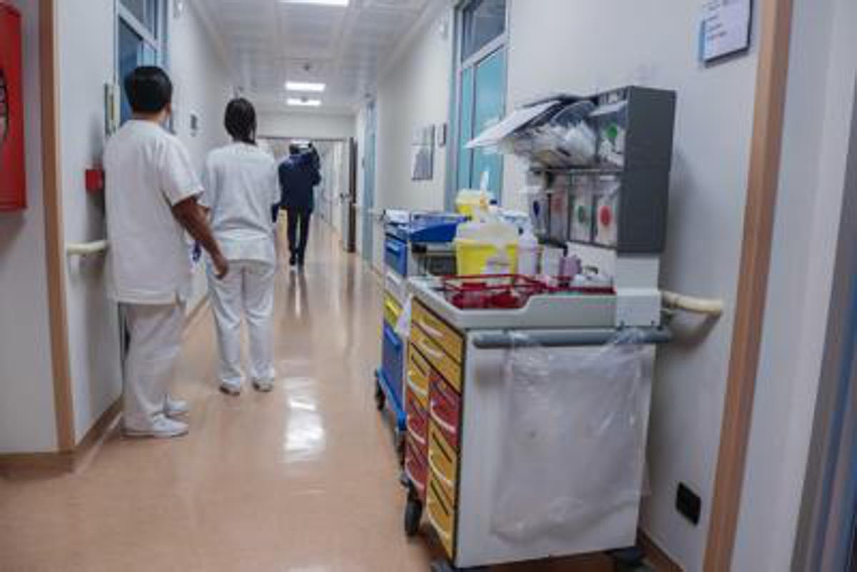 Sanità, intesa sul contratto: "Aumento di 240 euro al mese per gli infermieri"