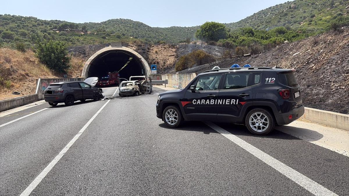 Scontro con due auto in fiamme nel Cagliaritano, un morto e nove feriti