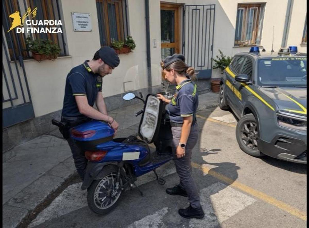 Sequestrati in tutta Italia migliaia di scooter illegali: venivano venduti come bici elettriche