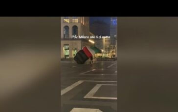 Si lancia dal Duomo di Milano con paracadute dai colori della bandiera palestinese 364x230