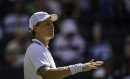 Sinner Djokovic ko e finale a Wimbledon Vincere contro Nole e speciale. Poi la battuta sulle star in tribuna 265x160