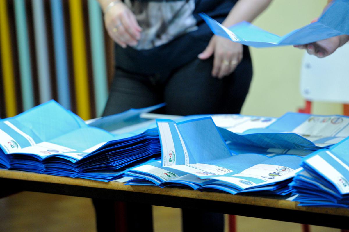 Sondaggio politico, Fratelli d'Italia cresce e allunga. Vannacci non si ferma