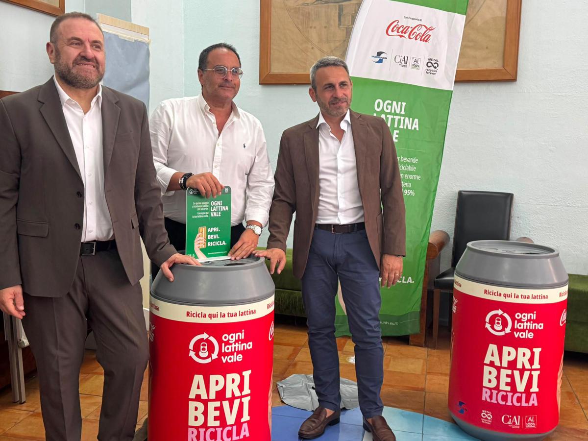 Stabilimenti balneari con raccoglitori di lattine in alluminio lungo spiagge della Campania e della Calabria