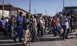 Sudafrica proteste anti migranti ronde manifestanti tra le case per cercare irregolari 265x160