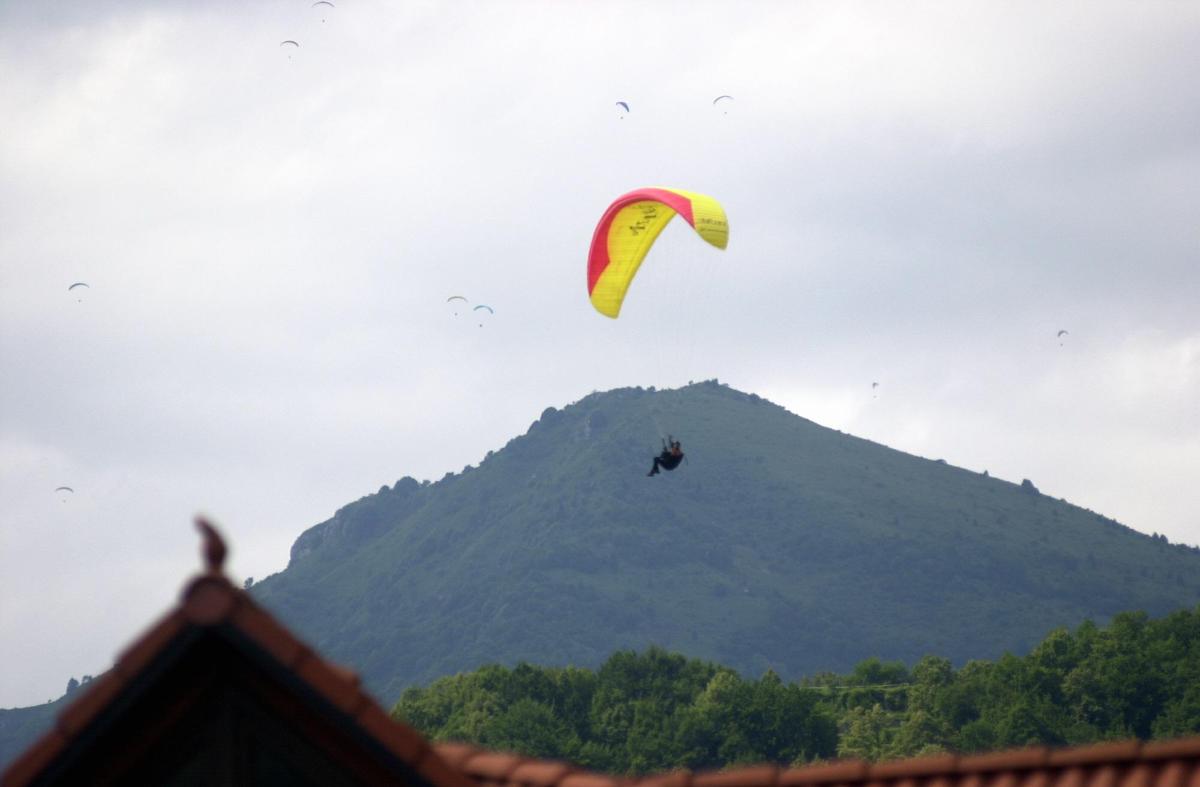Tarzo, pilota di parapendio si schianta al suolo: morto 53enne