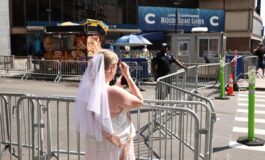 Taylor Swift e Travis Kelce sono marito e moglie al Madison Square Garden il si piu glam dellanno 265x160