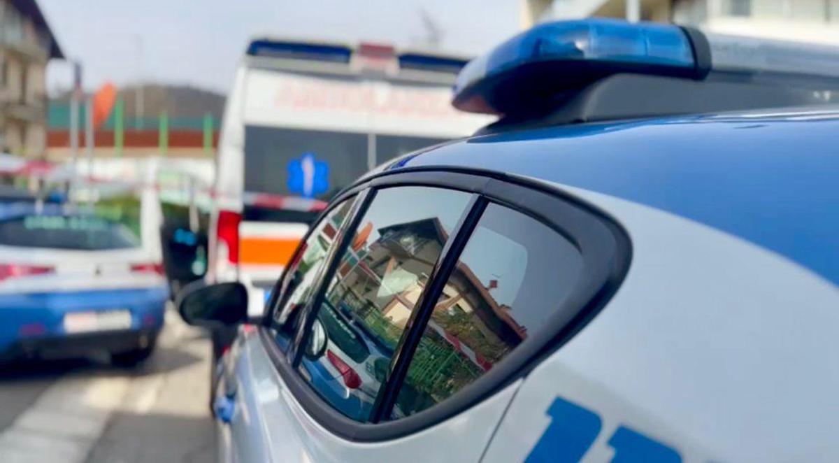Tenta di strangolare la compagna, vittima è in diretta social: salvata dalle amiche