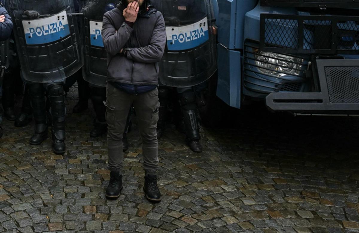 Tifoso ferito in scontri derby Torino, Procura: "Chiesti domiciliari per agente, lacrimogeno lanciato in modo non conforme"