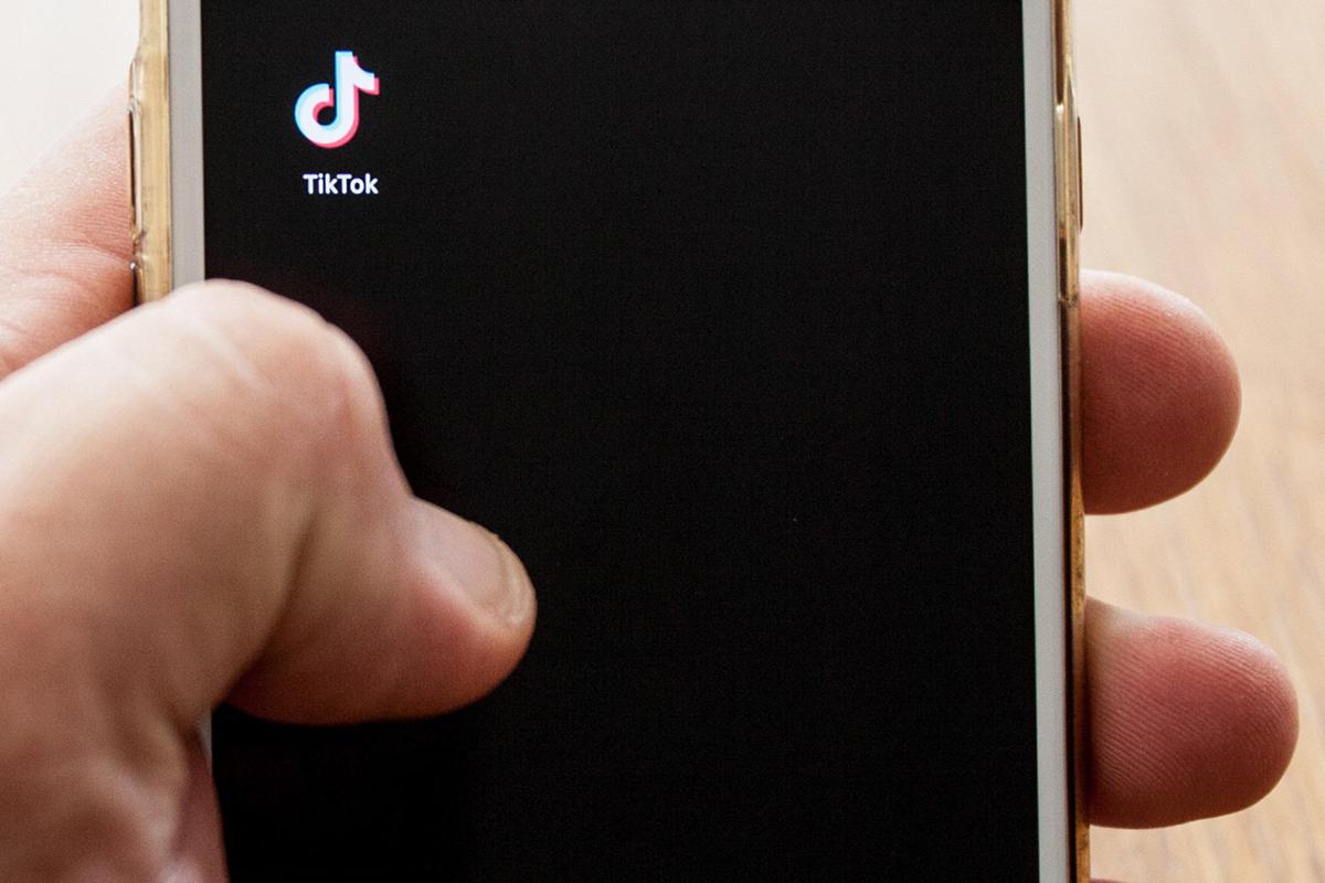 TikTok sotto accusa in Europa: "Viola leggi Ue, account dei minori a rischio"
