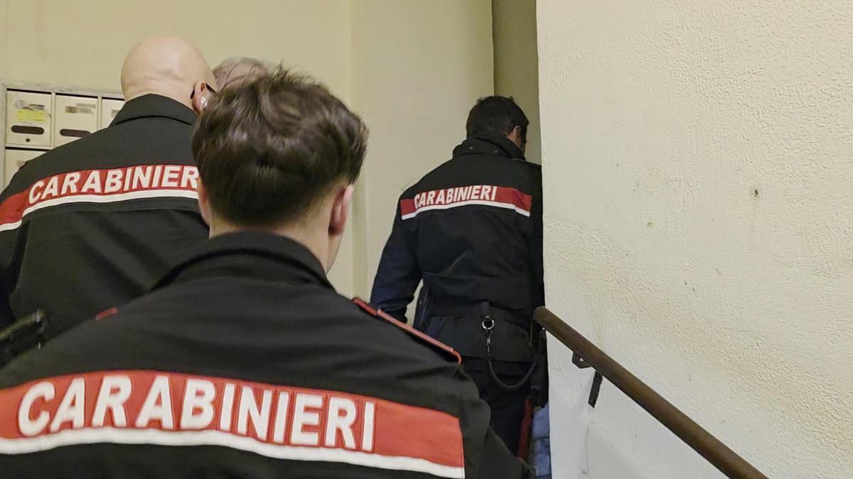 Torino, tentano furto in studio medico: carabinieri rispondono alla radio dei complici, tre arresti