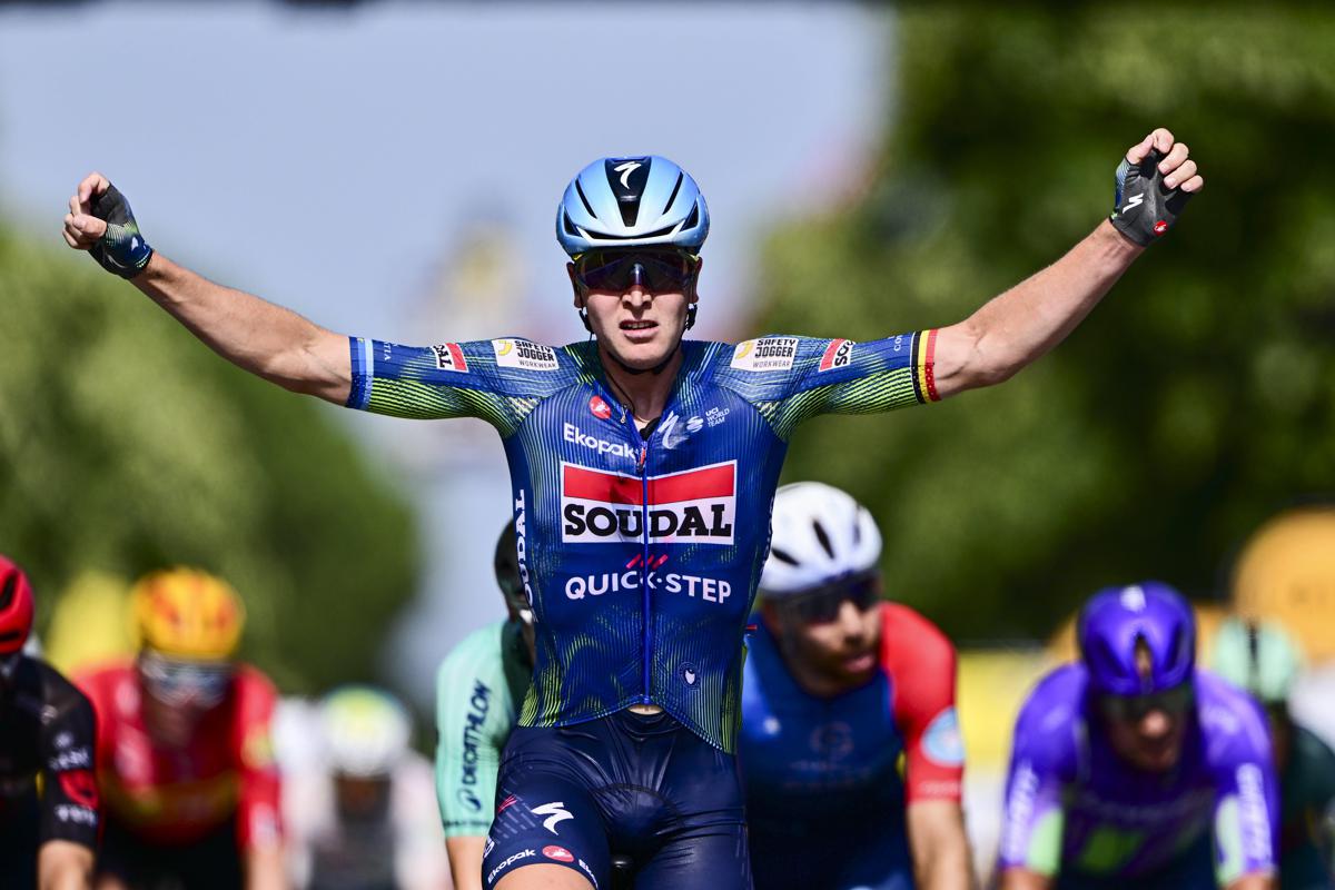 Tour de France, Merlier vince allo sprint la 12/a tappa e Pogacar resta in giallo