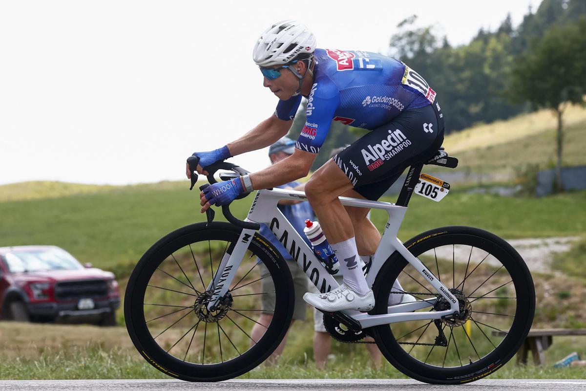Tour de France, Philipsen vince la 17/a tappa a Pogacar sempre in maglia gialla