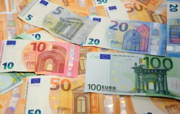 Trova 110mila euro in un cassetto Erano su libretti di risparmio di 50 anni fa 364x230