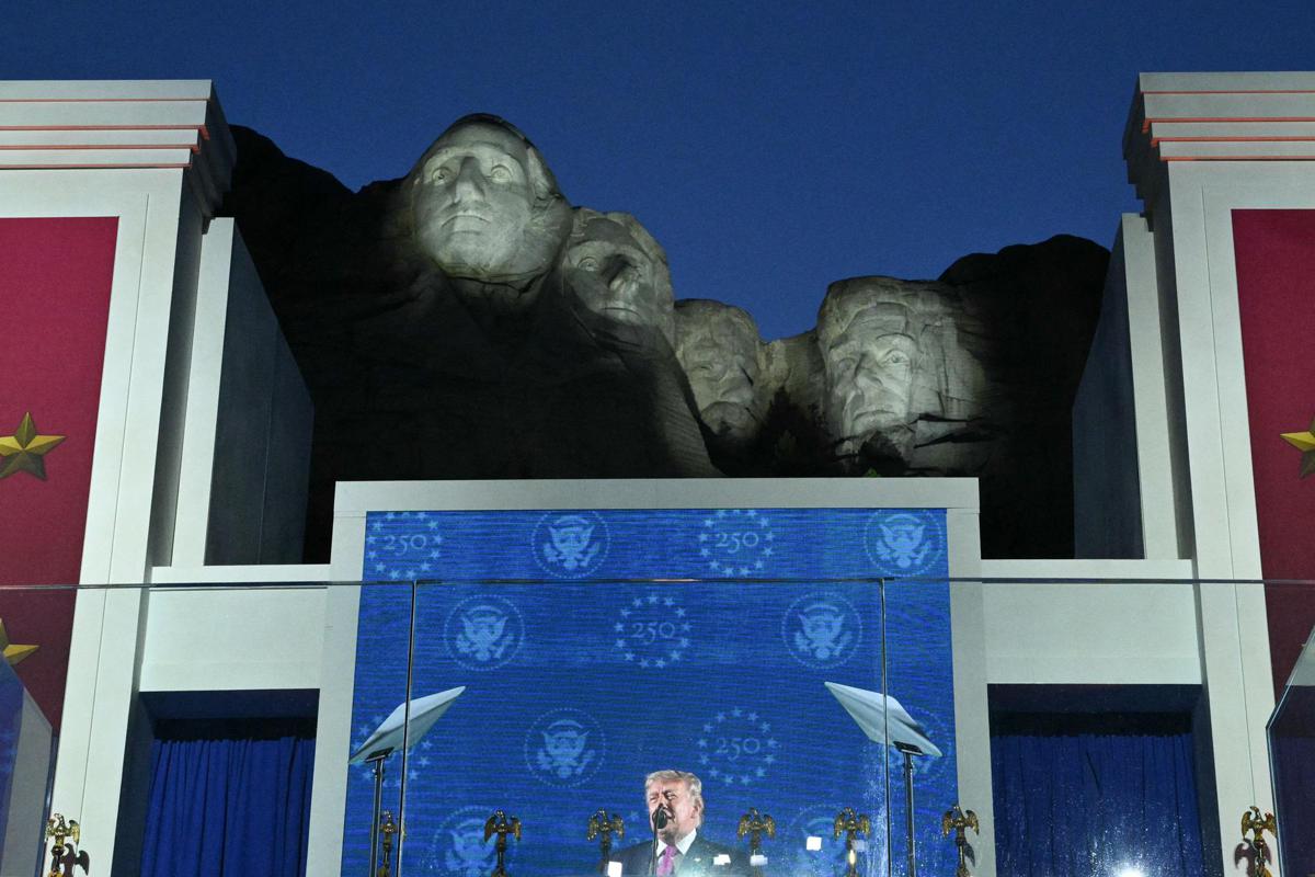 Trump, 4 luglio sul Monte Rushmore: "Identità Usa sotto attacco, torna minaccia comunista"