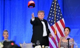 Trump e lannuncio con il cappellino rosso E mia intenzione candidarmi alle presidenziali 2028 265x160