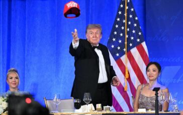 Trump e lannuncio con il cappellino rosso E mia intenzione candidarmi alle presidenziali 2028 364x230