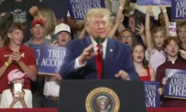 Trump e lo scherzo al comizio Annuncio la mia candidatura poster 265x160