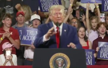 Trump e lo scherzo al comizio Annuncio la mia candidatura poster 364x230