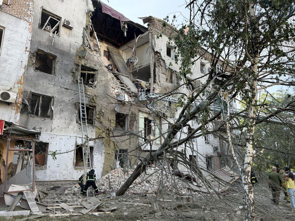 Ucraina, attacchi russi a Zaporizhzhia e Kharkiv: 6 morti. Kiev colpisce deposito petrolio