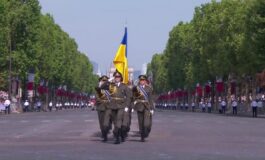 Ucraina i soldati di Kiev sfilano nella parata di Parigi e Zelensky si commuove poster 265x160