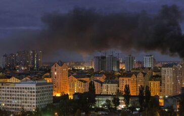 Ucraina nuovi russi nella notte su Kiev. Attaccata con droni raffineria di petrolio in Russia 364x230