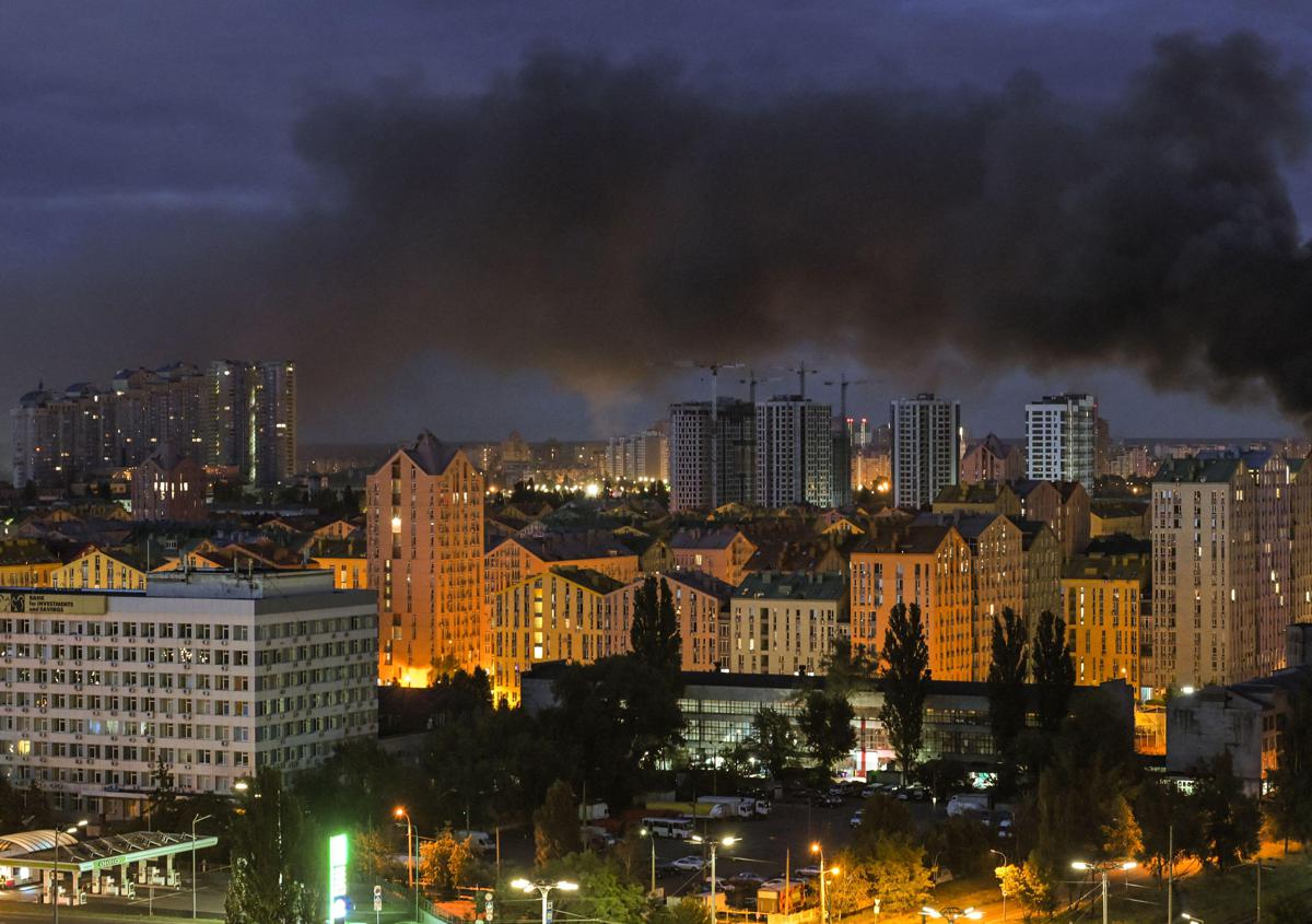 Ucraina, nuovi russi nella notte su Kiev. Attaccata con droni raffineria di petrolio in Russia