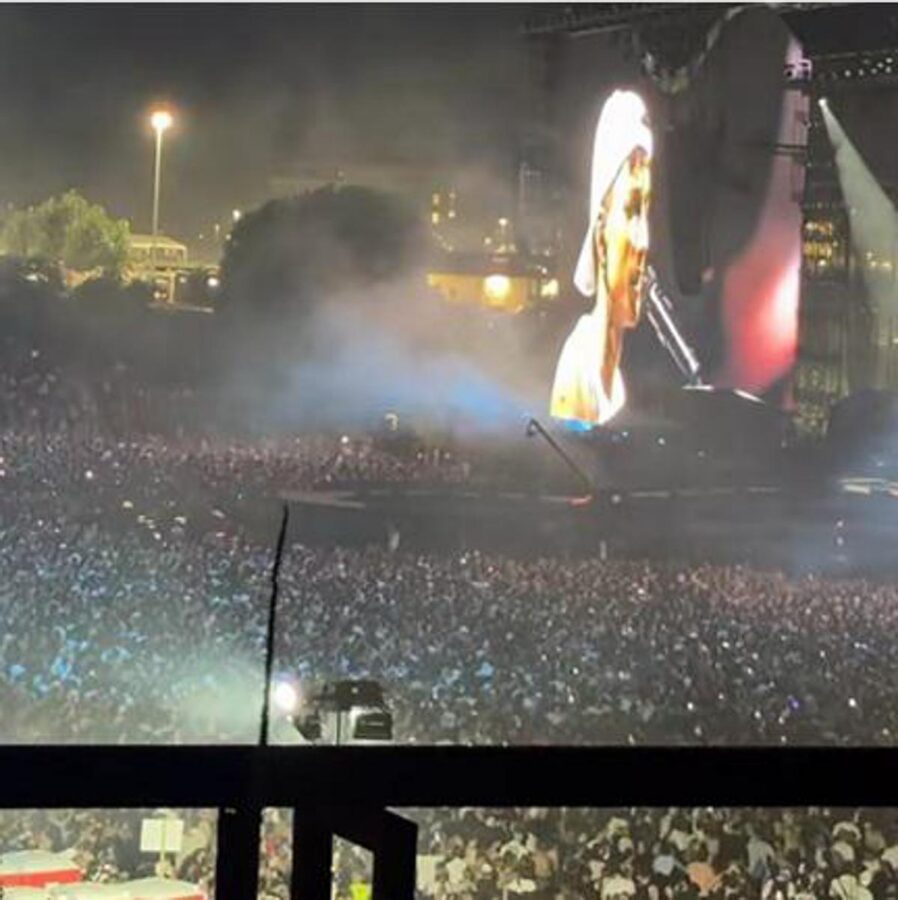 Ultimo, il concerto live dal balcone su Tor Vergata