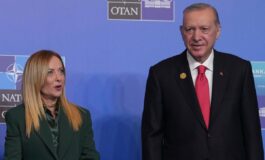 Vertice Nato Erdogan regala una pistola ai leader. Meloni la porta in Italia protocollata come tutti gli altri doni 265x160