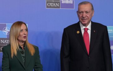 Vertice Nato Erdogan regala una pistola ai leader. Meloni la porta in Italia protocollata come tutti gli altri doni 364x230