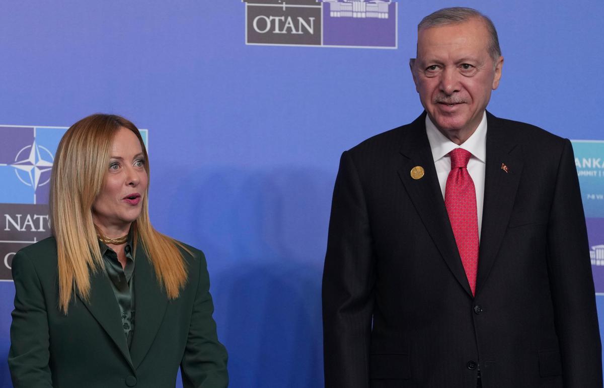 Vertice Nato, Erdogan regala una pistola ai leader. Meloni la porta in Italia protocollata come tutti gli altri doni