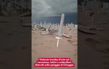 Violenta tromba daria nel veneziano lettini e ombrelloni distrutti sulla spiaggia di Chioggia 364x230