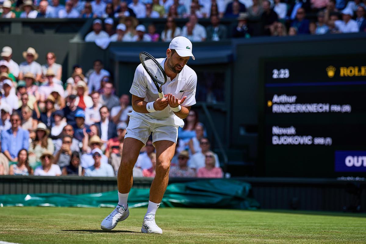 Wimbledon, Djokovic-Rinderknech finisce... con una doppia caduta