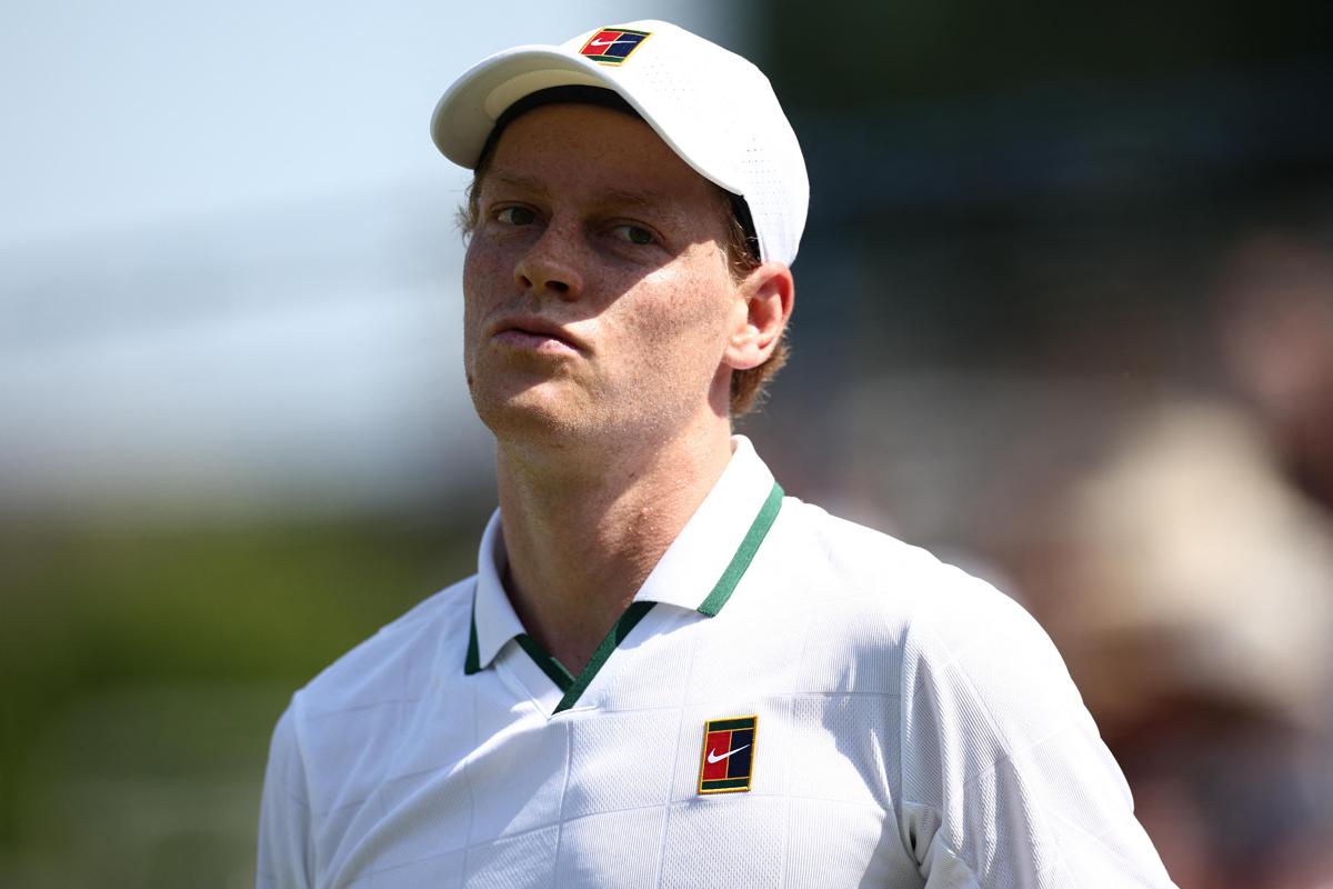 Wimbledon, Sinner colpisce la sedia dell'arbitro e... ride