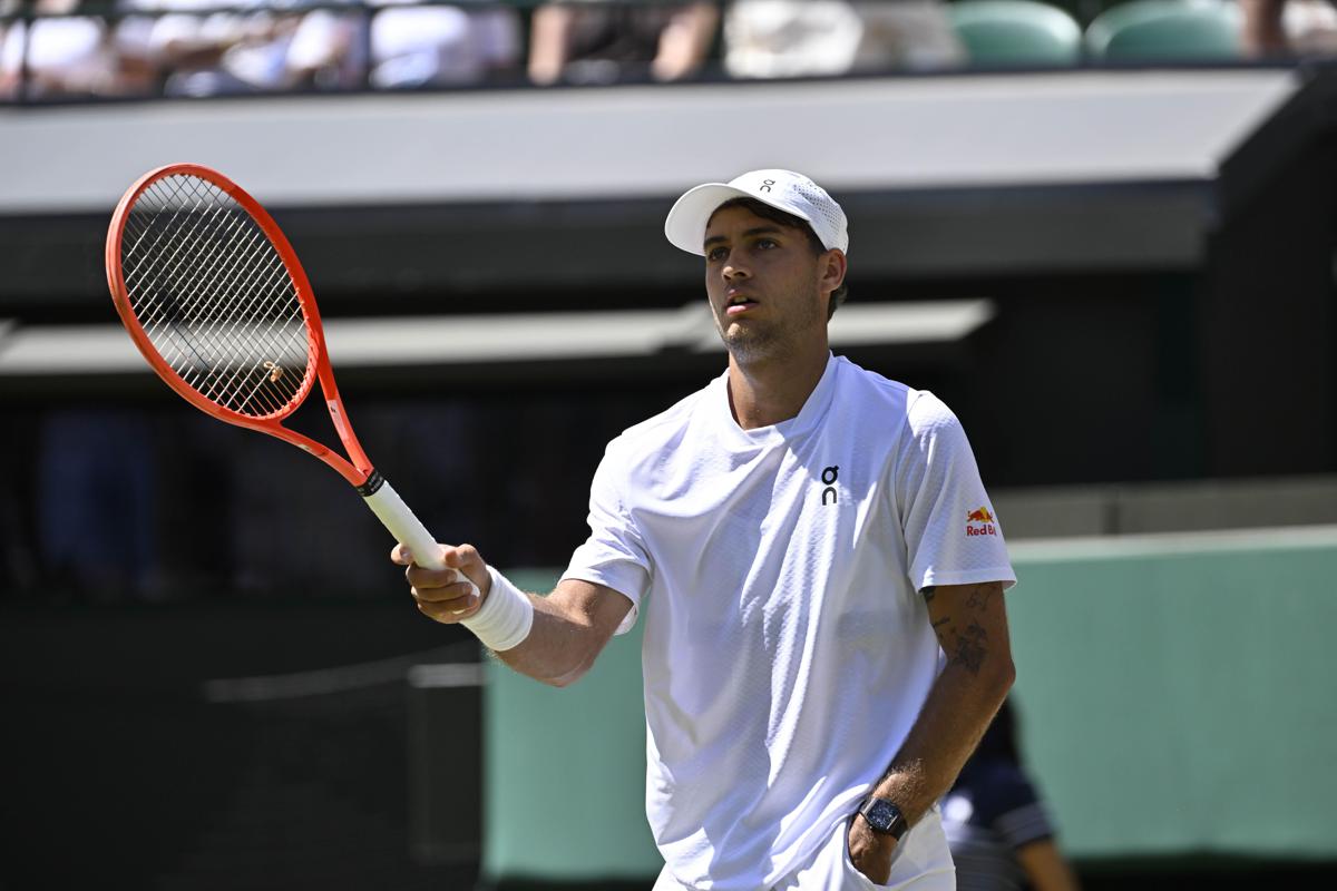 Wimbledon, nervosismo Cobolli: gesto polemico e lite con il suo angolo