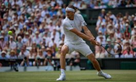 Wimbledon paura Zverev cade e resta a terra lo aiuta. Sinner 265x160