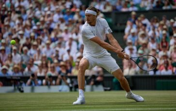 Wimbledon paura Zverev cade e resta a terra lo aiuta. Sinner 364x230