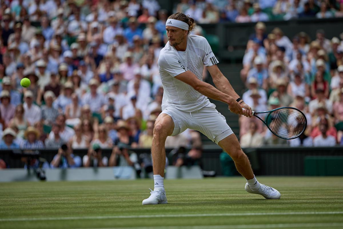 Wimbledon, paura Zverev: cade e resta a terra, lo aiuta... Sinner